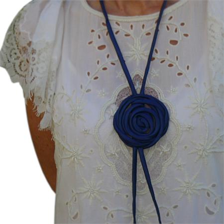 pendente collana in seta colore blu