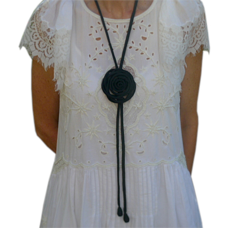 pendente collana in seta colore nero