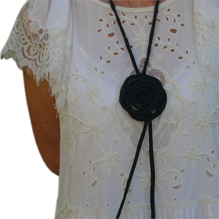 pendente collana in seta colore nero